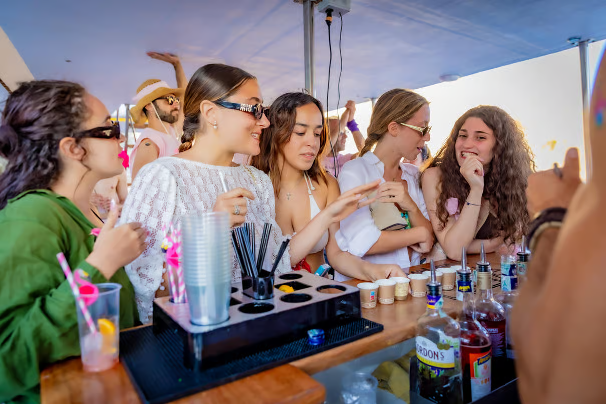 Ragazze in barca all'aperitivo