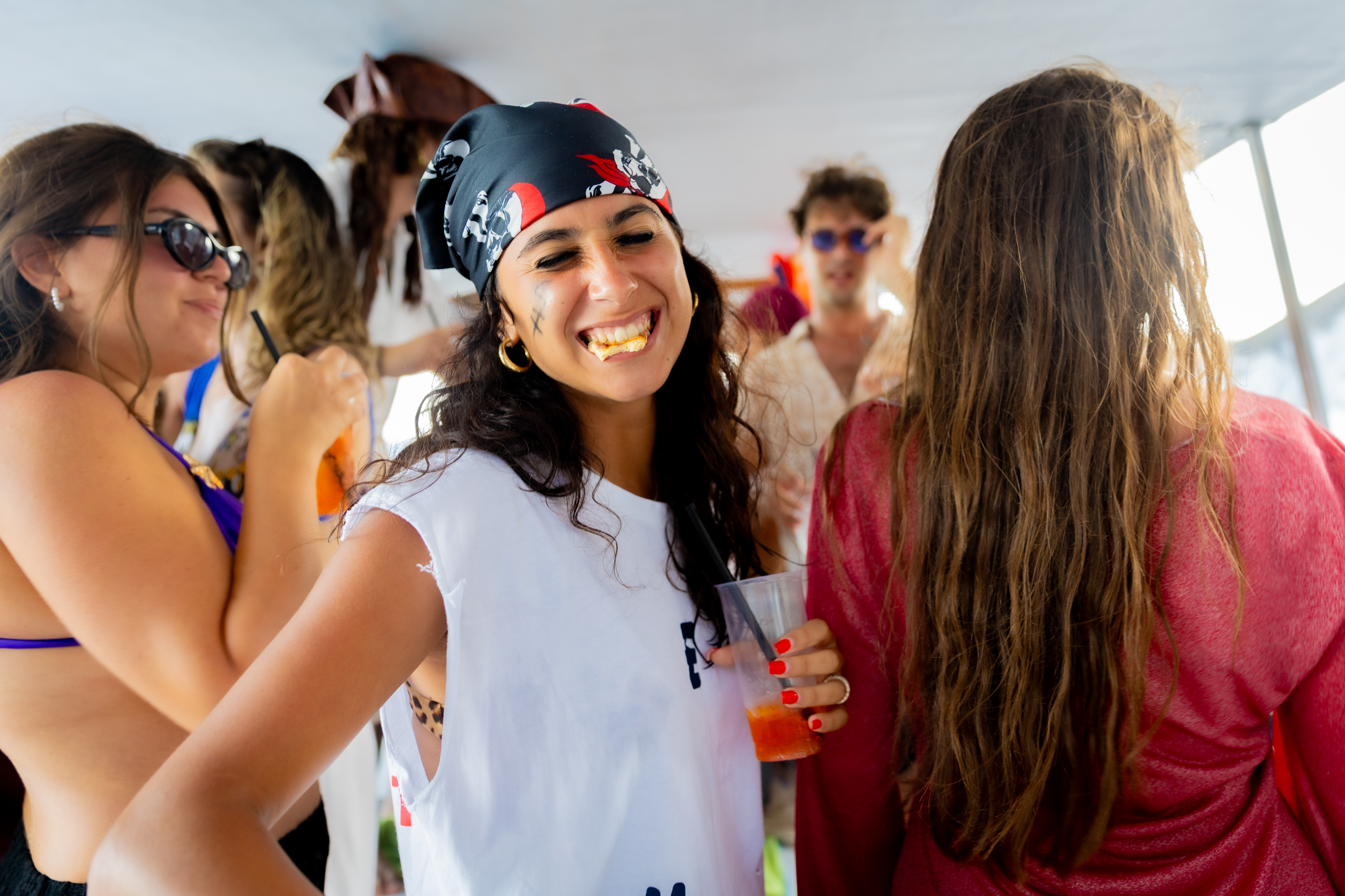 Ragazza all'aperitivo in barca